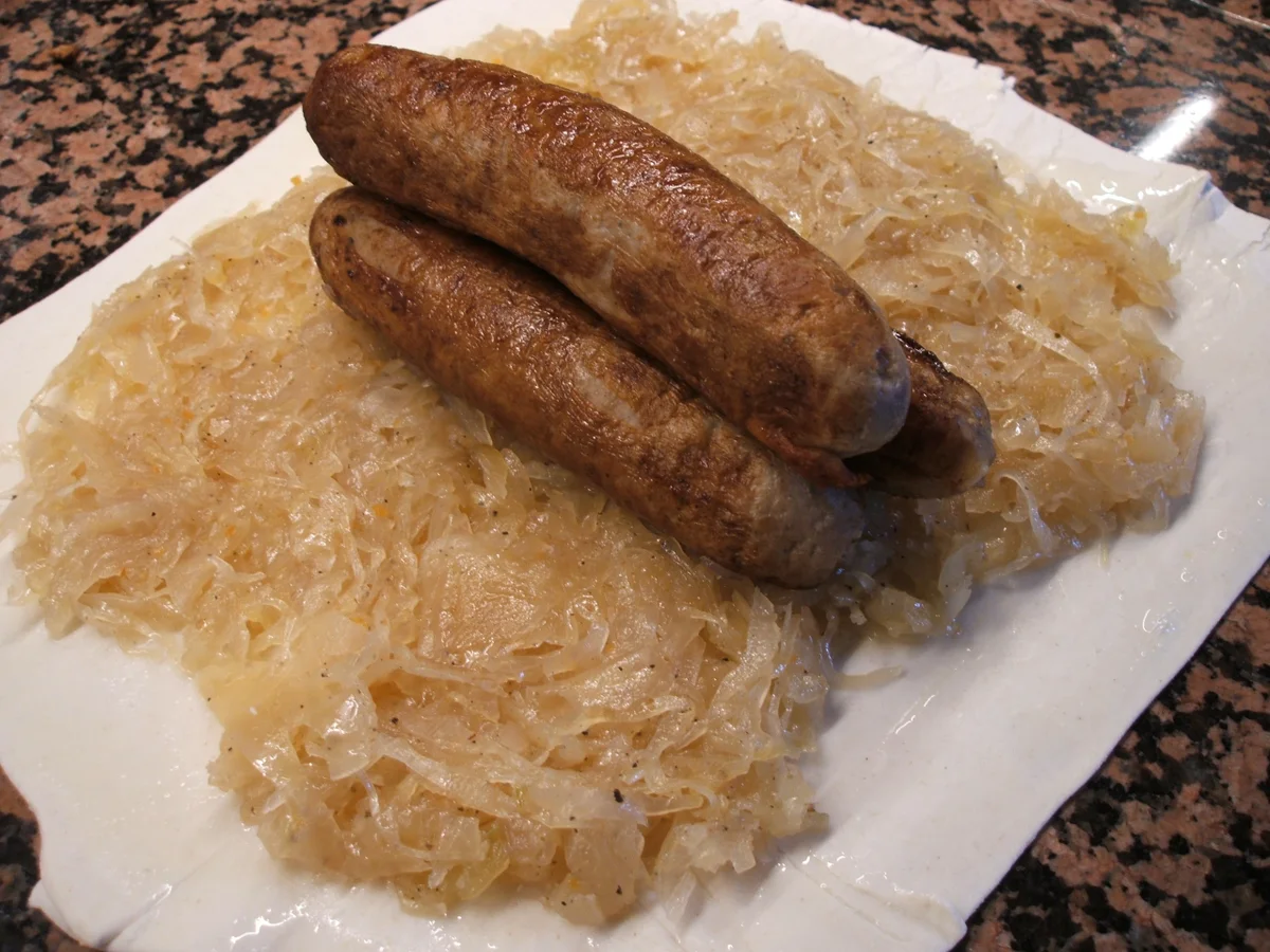 Pikantes Backen: Bratwurststrudel im Sahne-Meerrettich-Soße - Rezept - Bild Nr. 2679