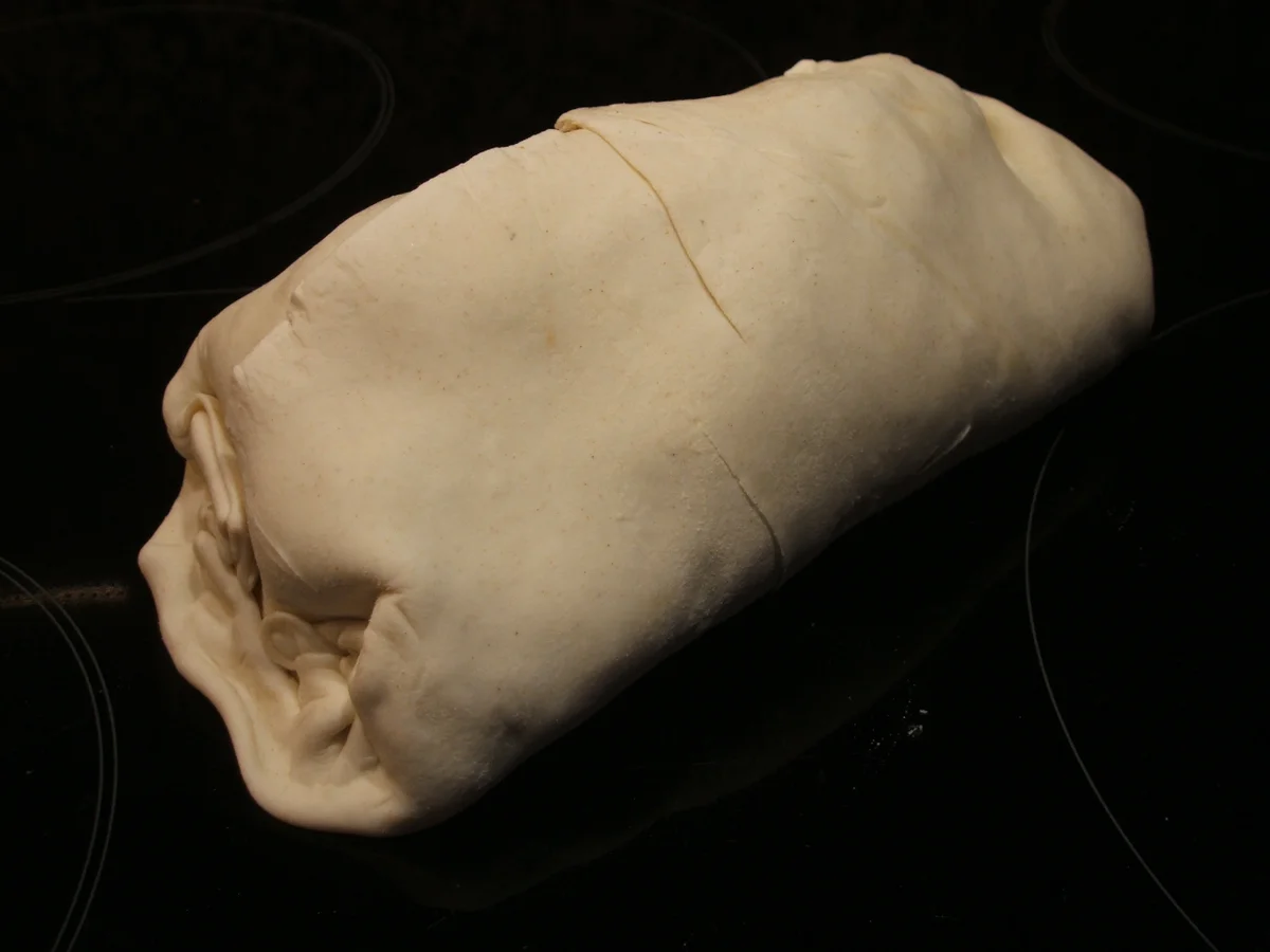 Pikantes Backen: Bratwurststrudel im Sahne-Meerrettich-Soße - Rezept - Bild Nr. 2680