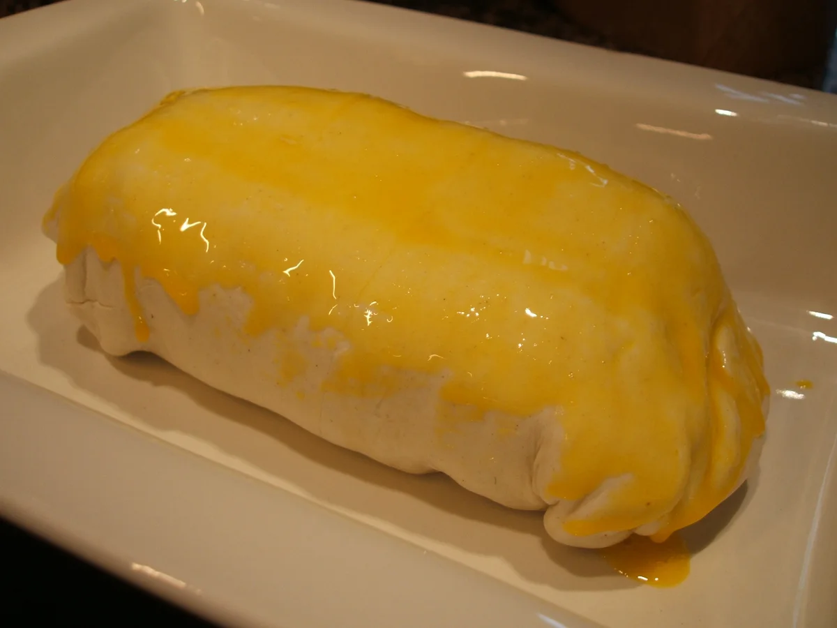 Pikantes Backen: Bratwurststrudel im Sahne-Meerrettich-Soße - Rezept - Bild Nr. 2681