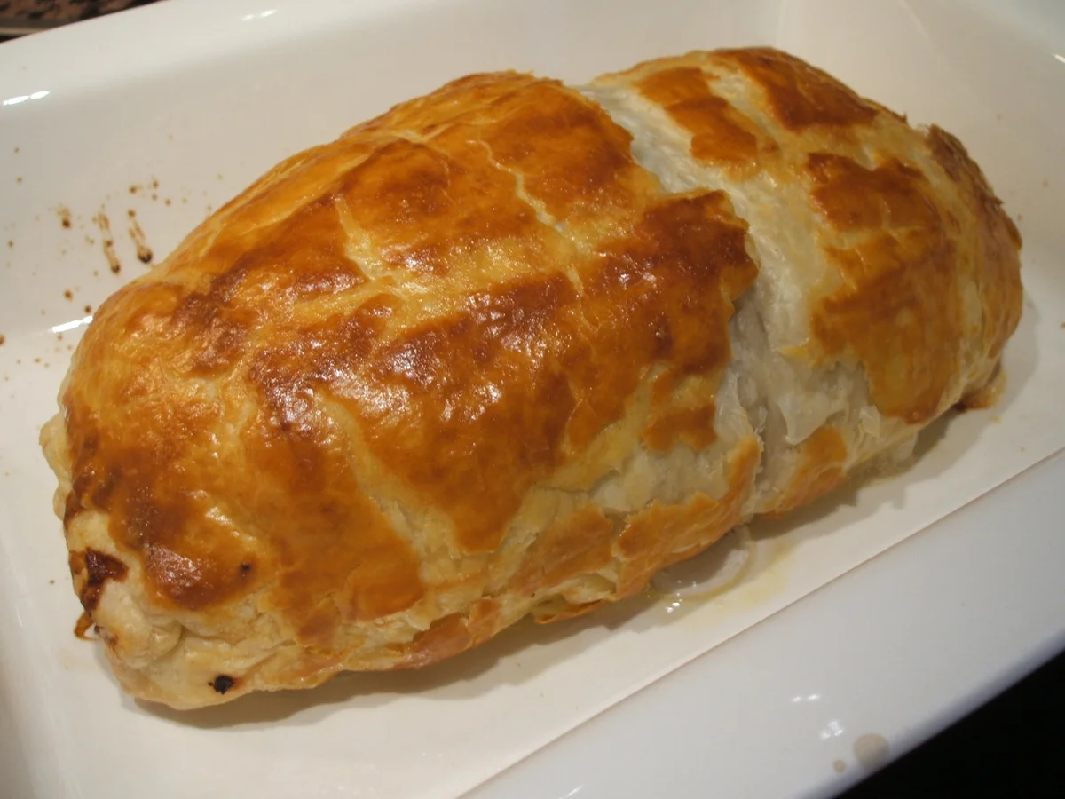 Pikantes Backen: Bratwurststrudel im Sahne-Meerrettich-Soße - Rezept - Bild Nr. 2682