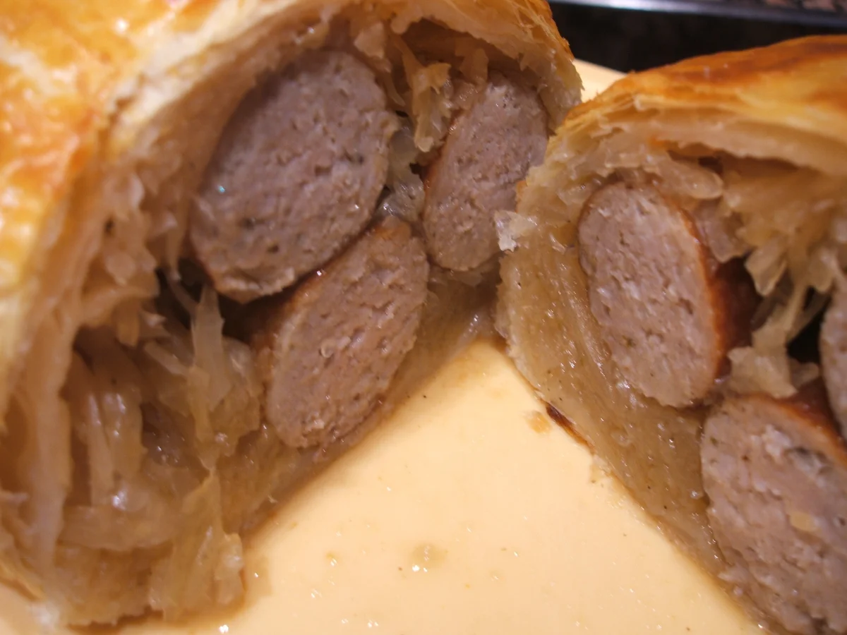 Pikantes Backen: Bratwurststrudel im Sahne-Meerrettich-Soße - Rezept - Bild Nr. 2683