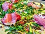 Flammkuchen mit grünem Spargel und rosa Pfefferbeeren und Schwarzwälder Schinken - Rezept - Bild Nr. 2693