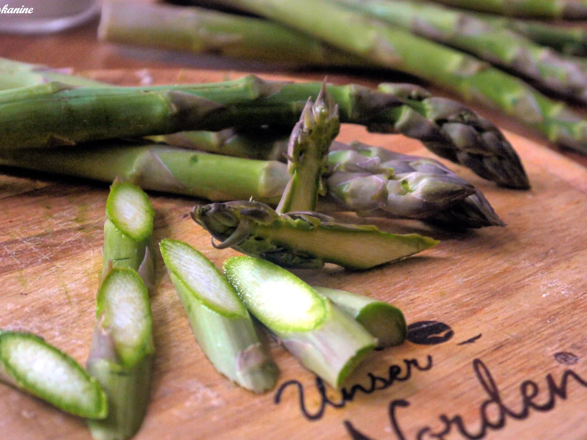 Rezept: Flammkuchen mit grünem Spargel und rosa Pfefferbeeren und Schwarzwälder Schinken Bild Nr. 2693 Flammkuchen mit grünem Spargel und rosa Pfefferbeeren und Schwarzwälder Schinken - Rezept - Bild Nr. 2693