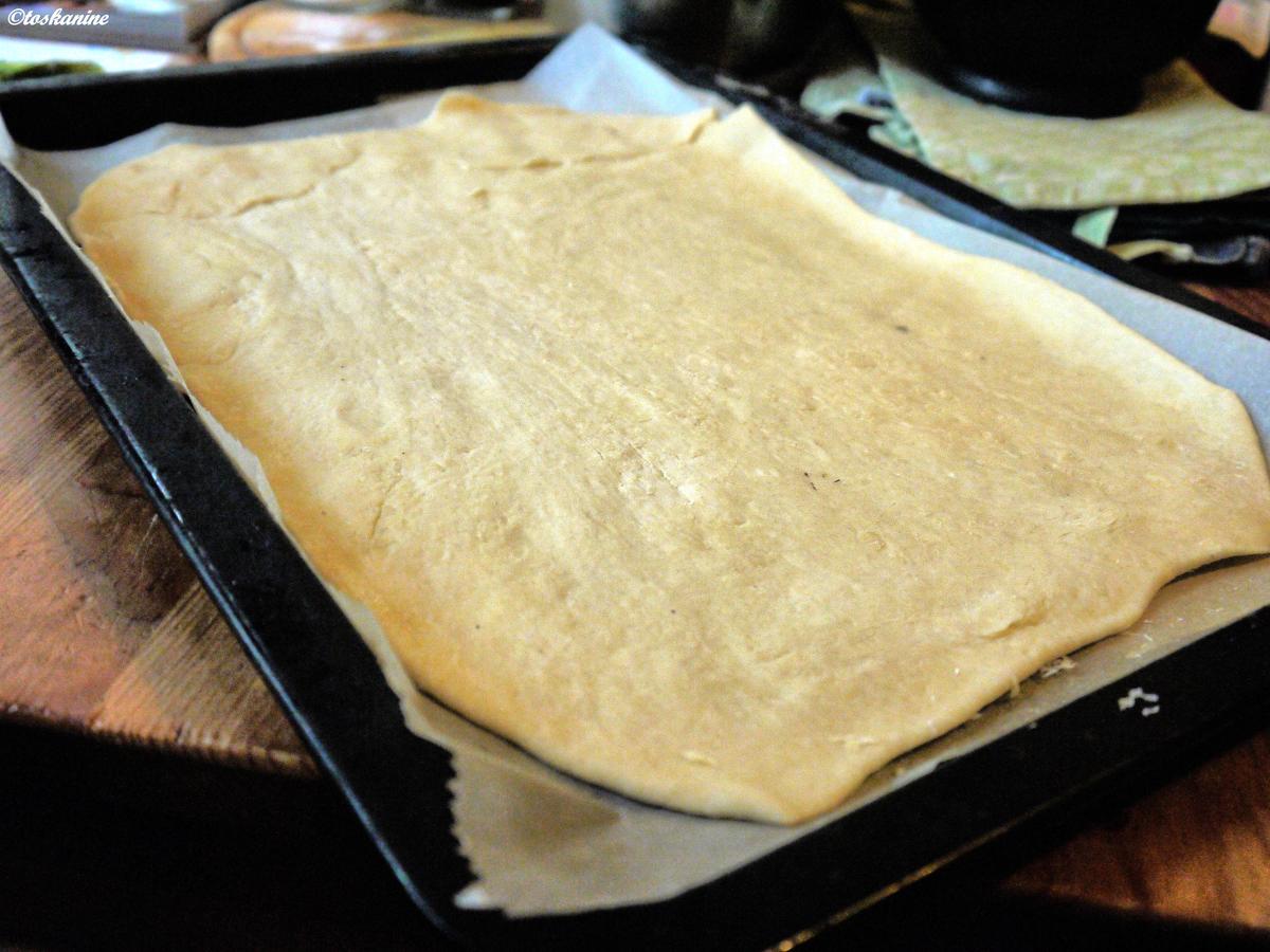 Flammkuchen mit grünem Spargel und rosa Pfefferbeeren und Schwarzwälder ...