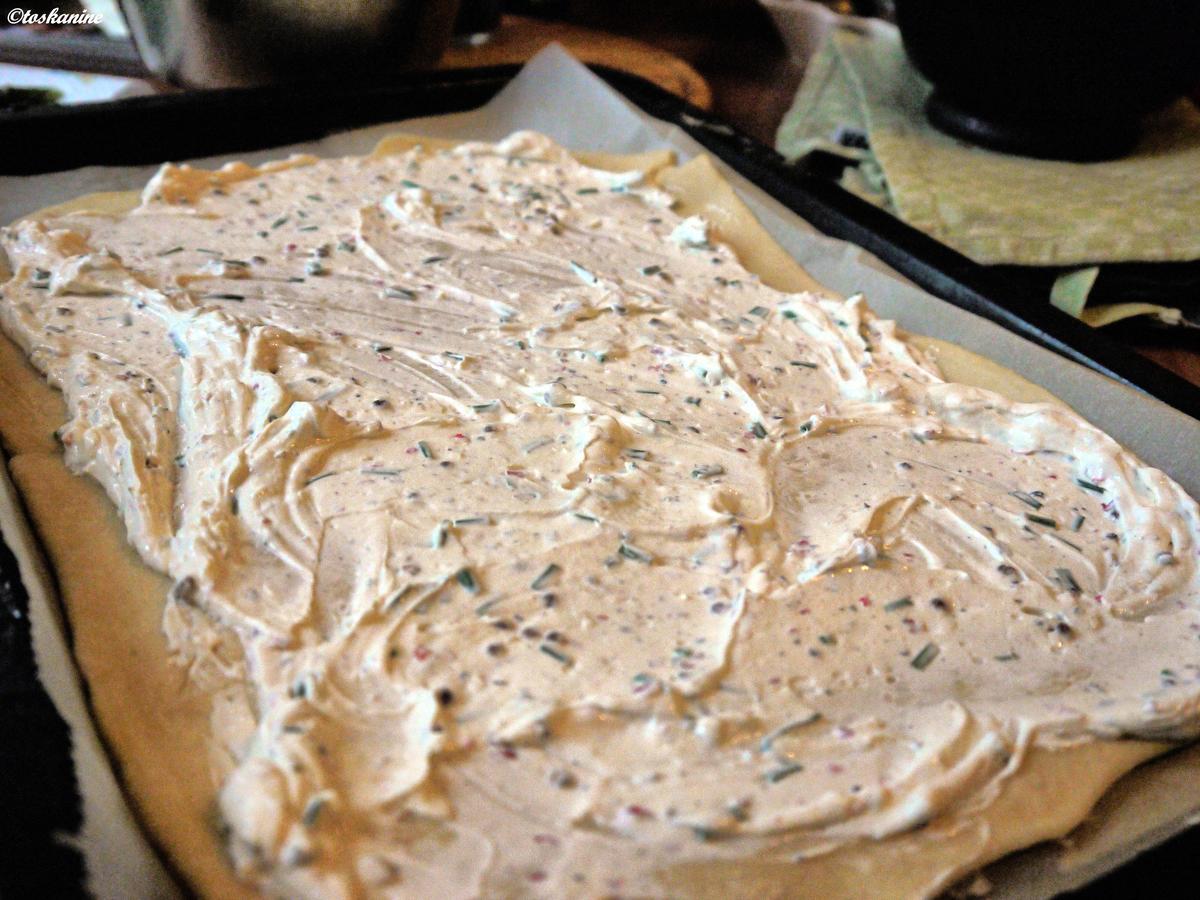 Flammkuchen mit grünem Spargel und rosa Pfefferbeeren und Schwarzwälder ...