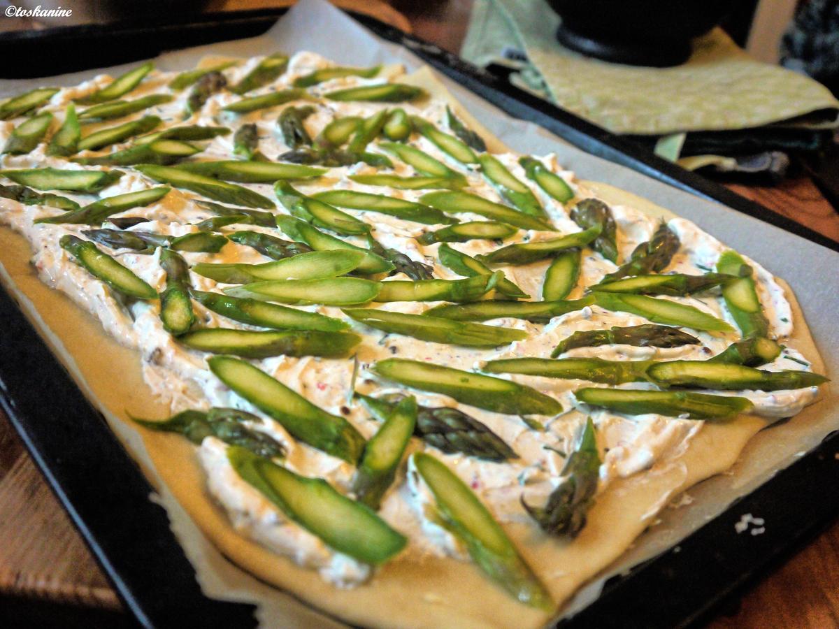 Flammkuchen mit grünem Spargel und rosa Pfefferbeeren und Schwarzwälder ...