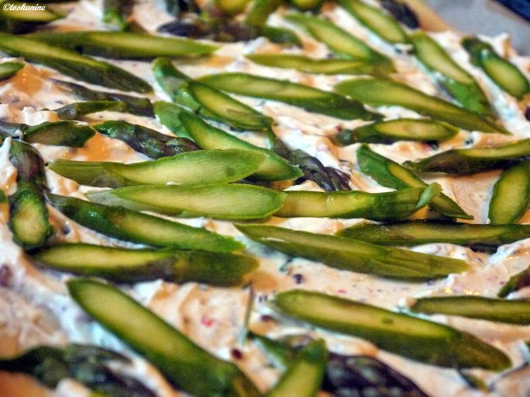 Flammkuchen mit grünem Spargel und rosa Pfefferbeeren und Schwarzwälder ...