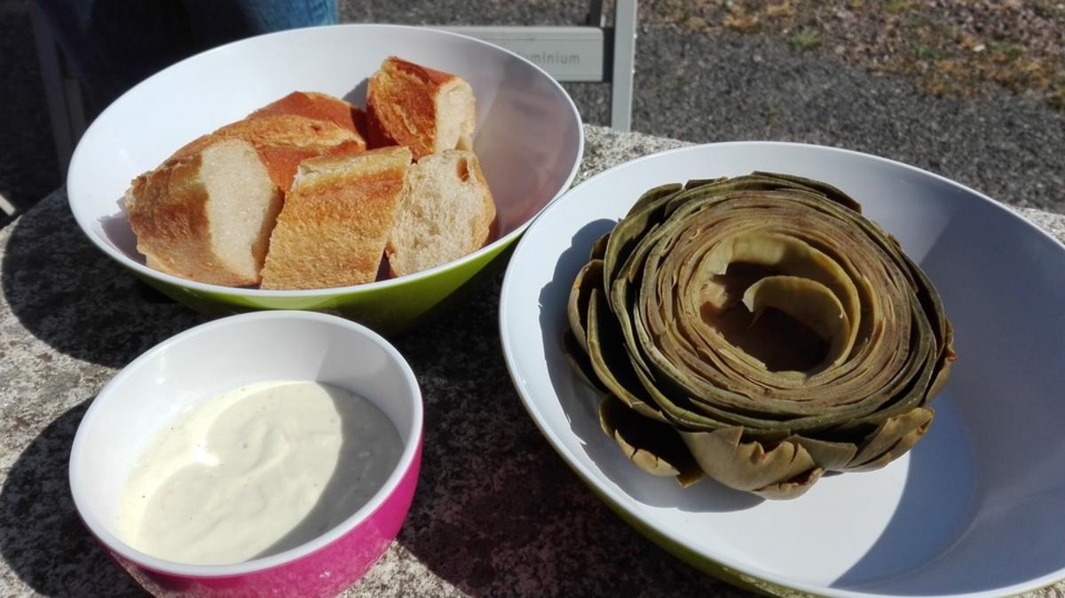 Bilder für Frische Artischocken mit Limonen-Mayonnaise - Rezept