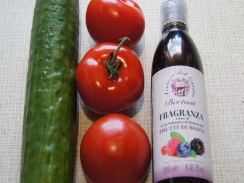 Rezept: Tomaten-Gurken-Salat mit Honig-Balsamico-Vinaigrette Bild Nr. 2701 Tomaten-Gurken-Salat mit Honig-Balsamico-Vinaigrette - Rezept - Bild Nr. 2701