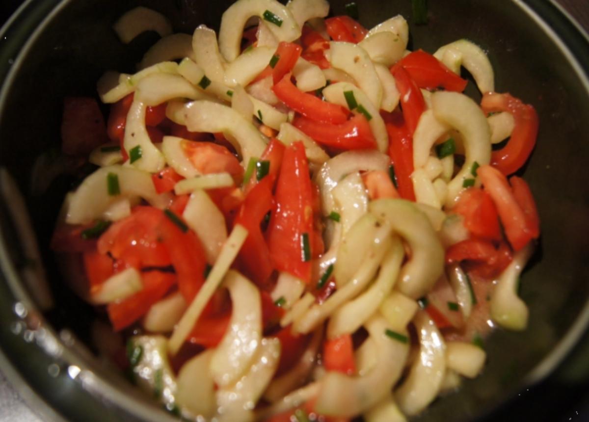 Tomaten-Gurken-Salat mit Honig-Balsamico-Vinaigrette - Rezept - kochbar.de