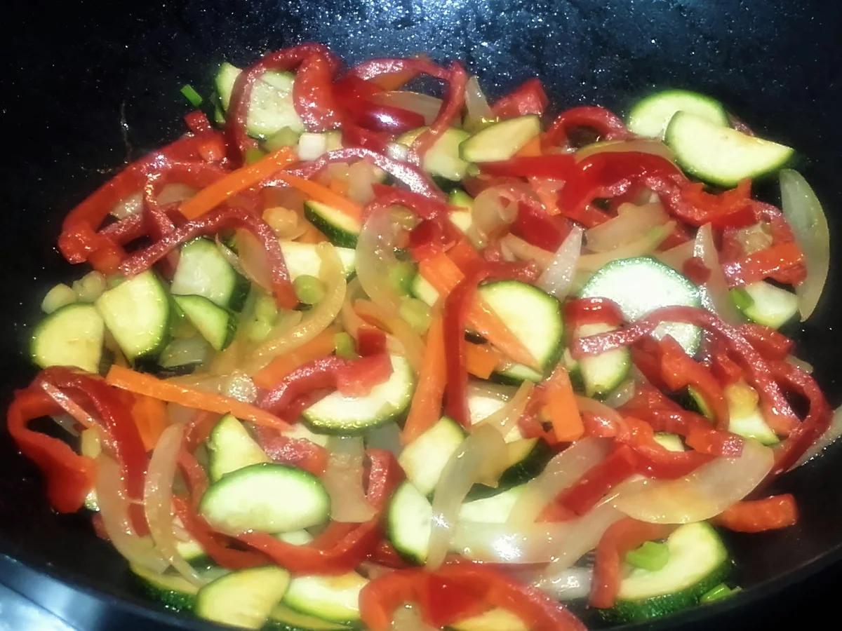 Gebratene Nudeln mit Hähnchenfleisch & Gemüse... aus dem Wok - Rezept - Bild Nr. 2708