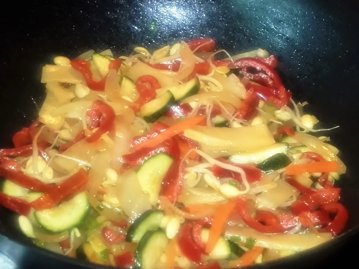 Gebratene Nudeln mit Hähnchenfleisch & Gemüse... aus dem Wok - Rezept - Bild Nr. 2709