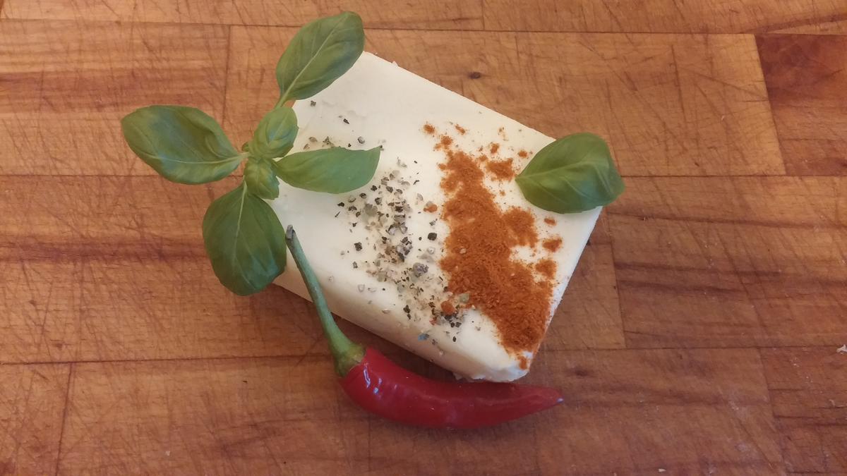 Kräuterbutter mit Paprika, Basilikum und Peperoni - Rezept - Bild Nr. 2707