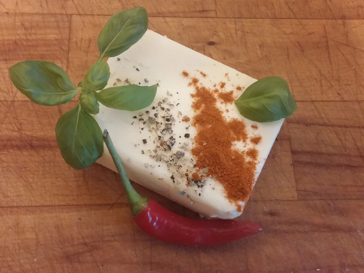 Rezept: Kräuterbutter mit Paprika, Basilikum und Peperoni Bild Nr. 2707 Kräuterbutter mit Paprika, Basilikum und Peperoni - Rezept - Bild Nr. 2707