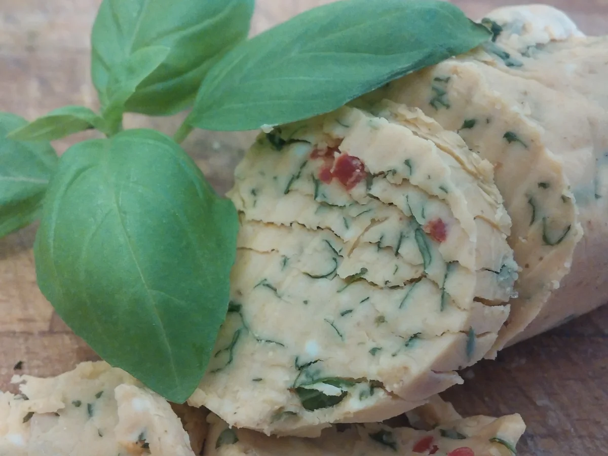 Rezept: Kräuterbutter mit Paprika, Basilikum und Peperoni Bild Nr. 2708 Kräuterbutter mit Paprika, Basilikum und Peperoni - Rezept - Bild Nr. 2708