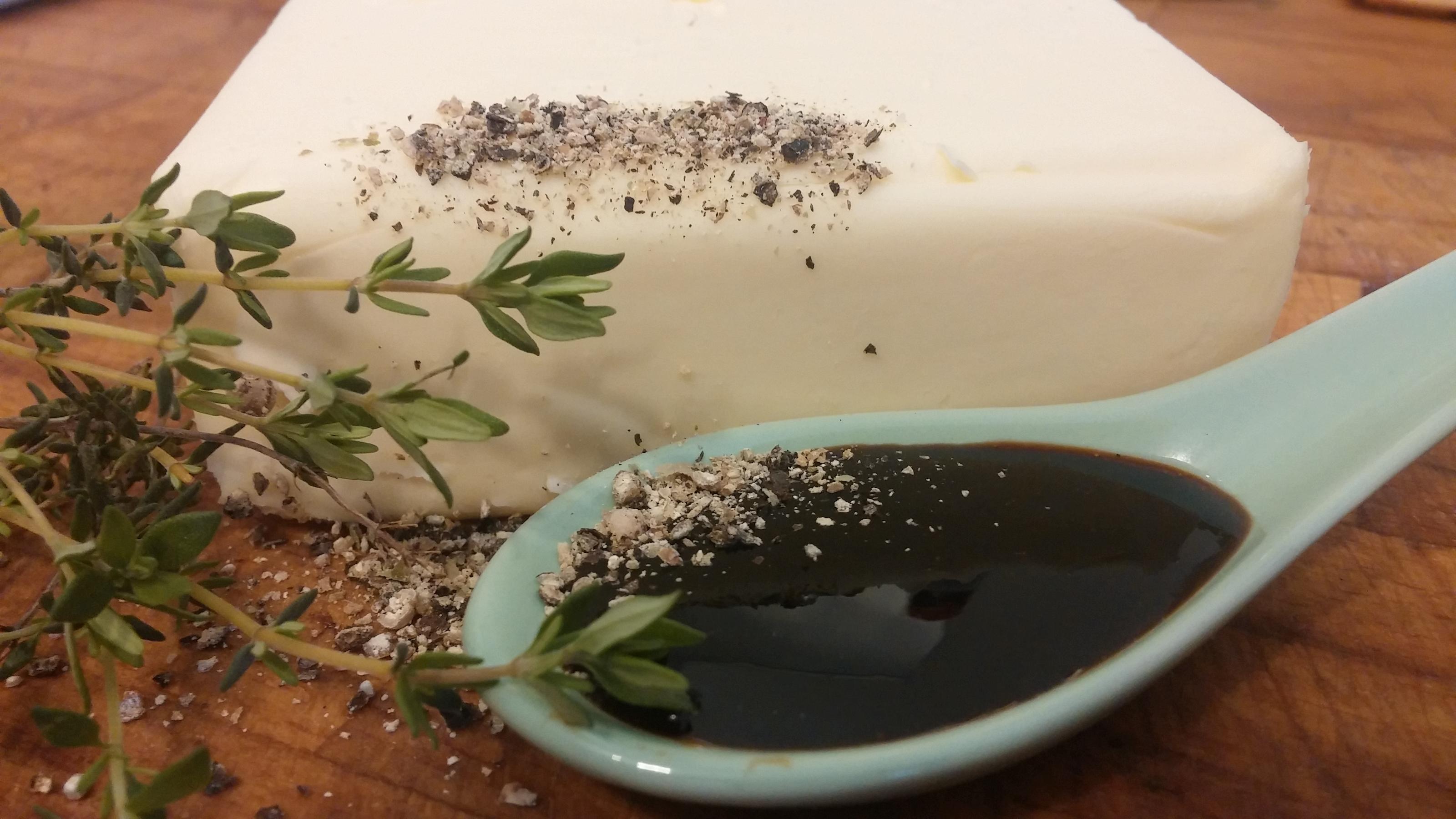 Bilder für Kräuterbutter mit Thymian und Balsamico - Rezept