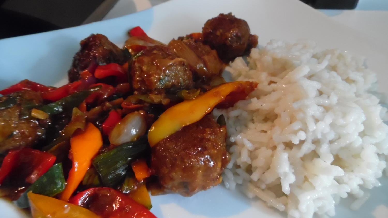 Hackbällchen in Wok-Gemüse, asiatisch-scharf - Rezept - kochbar.de