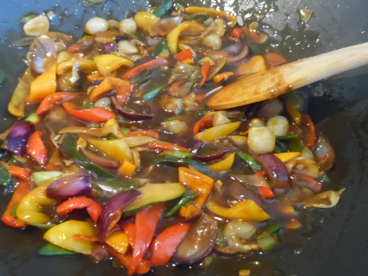 Rezept: Hackbällchen in Wok-Gemüse, asiatisch-scharf Bild Nr. 2715 Hackbällchen in Wok-Gemüse, asiatisch-scharf - Rezept - Bild Nr. 2715