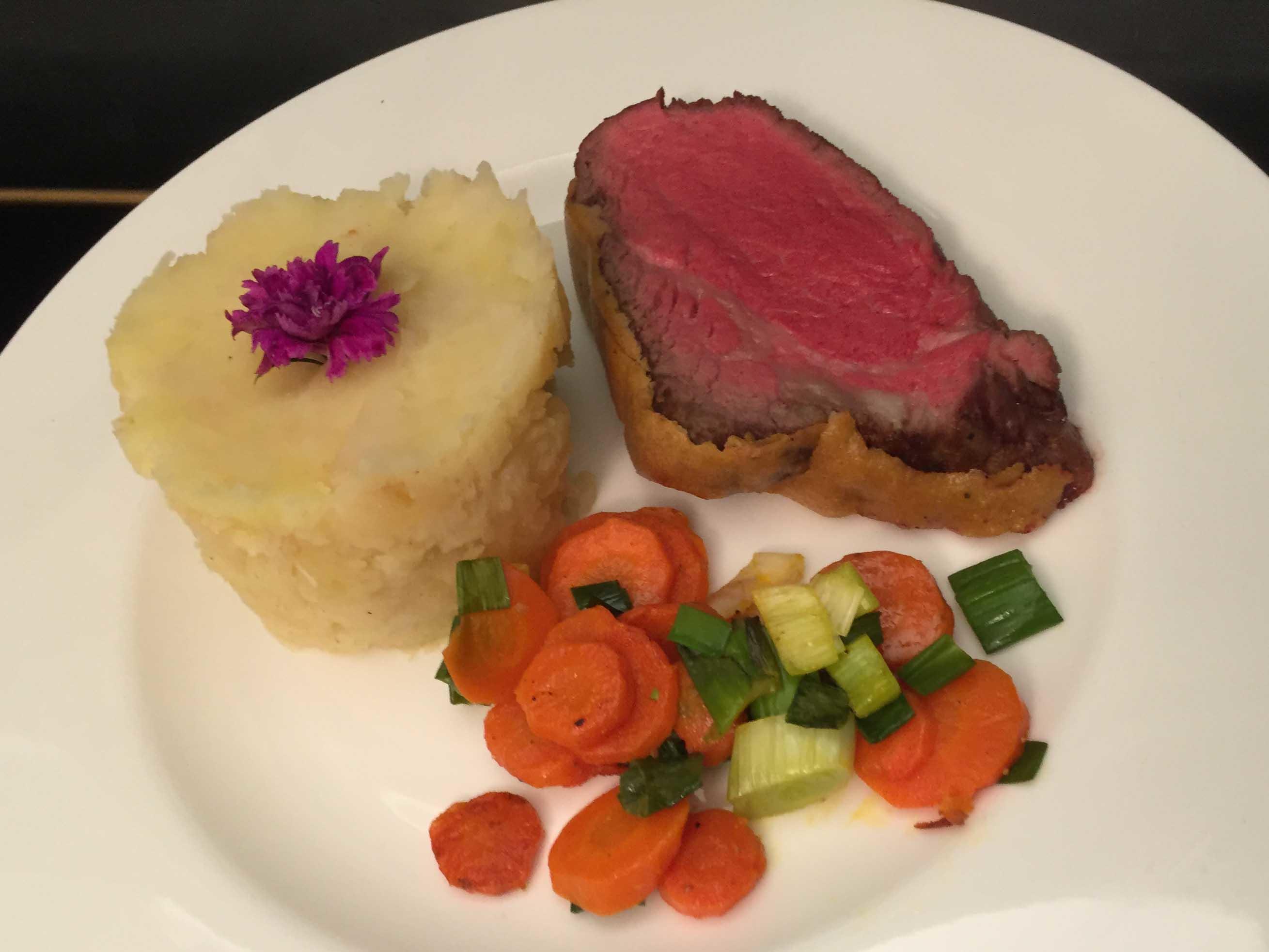 Bilder für Düsseldorfer Altstadt - Senfrostbraten vom Rinderfilet mit Sellerie-Kartoffel-Stampf - Rezept