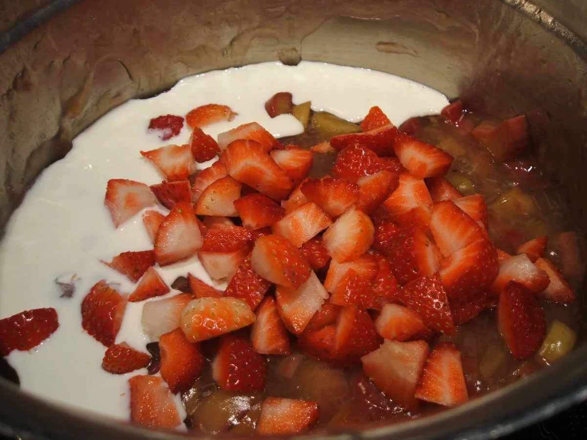 Rezept: Dessert: Erdbeer-Rhabarber-Grütze Bild Nr. 2789 Dessert: Erdbeer-Rhabarber-Grütze - Rezept - Bild Nr. 2789