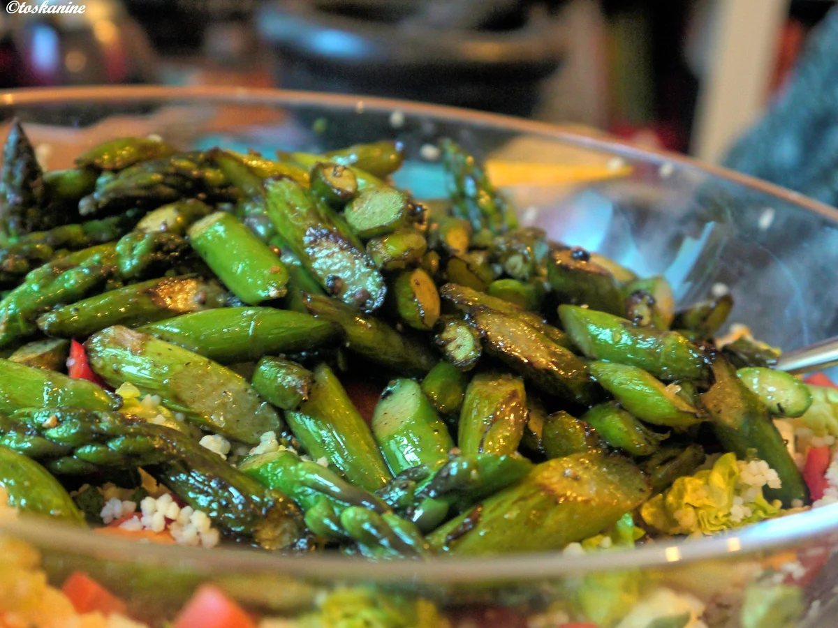 Rezept: Couscoussalat mit gebratenem grünen Spargel Bild Nr. 12 Couscoussalat mit gebratenem grünen Spargel - Rezept - Bild Nr. 12