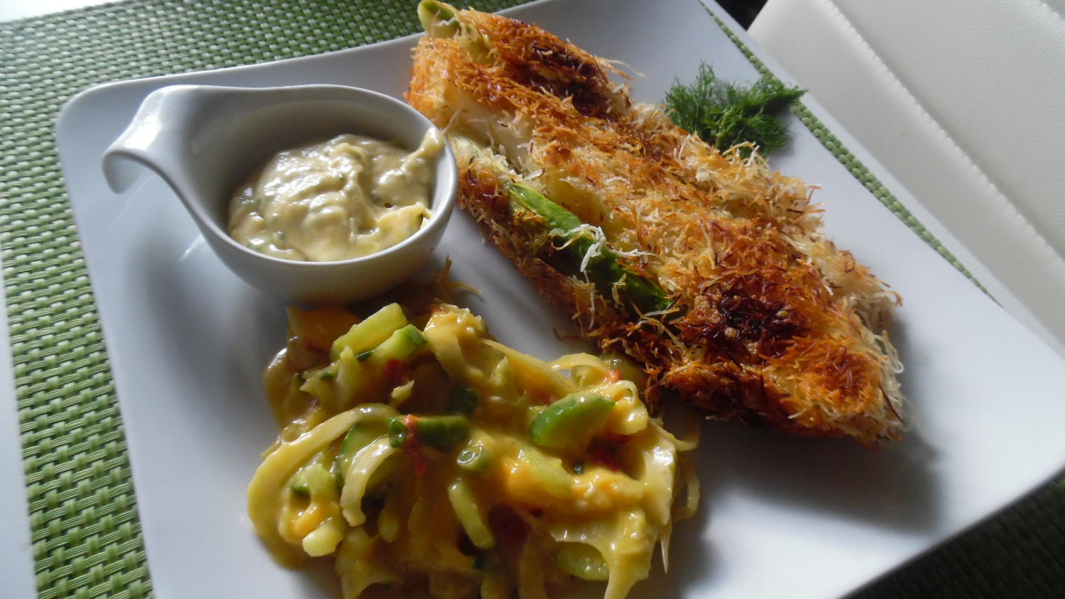 Spargel in Kadayifiteig mit Mango-Fenchel-Sellerie-Salat und Zitronen ...