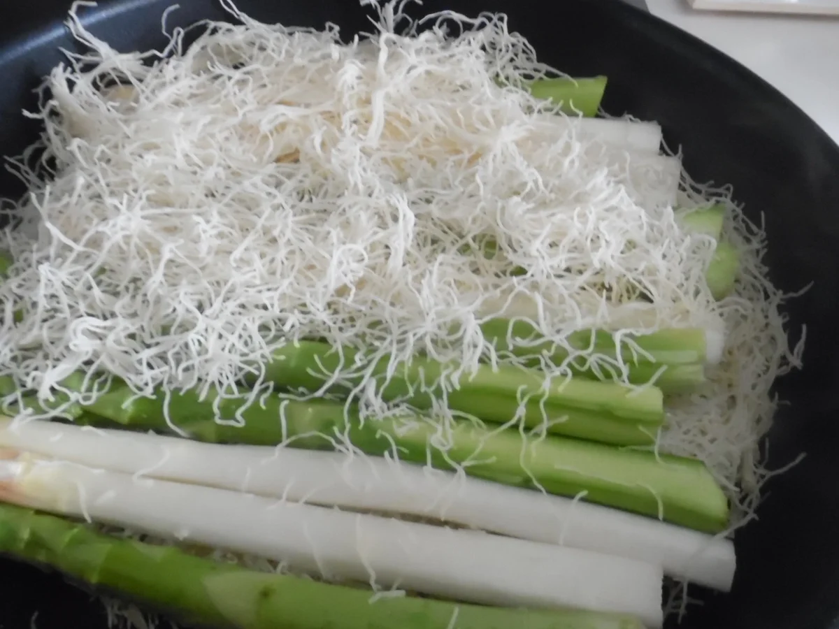 Spargel in Kadayifiteig mit Mango-Fenchel-Sellerie-Salat und Zitronen-Koriander-Mayonnaise - Rezept - Bild Nr. 2799