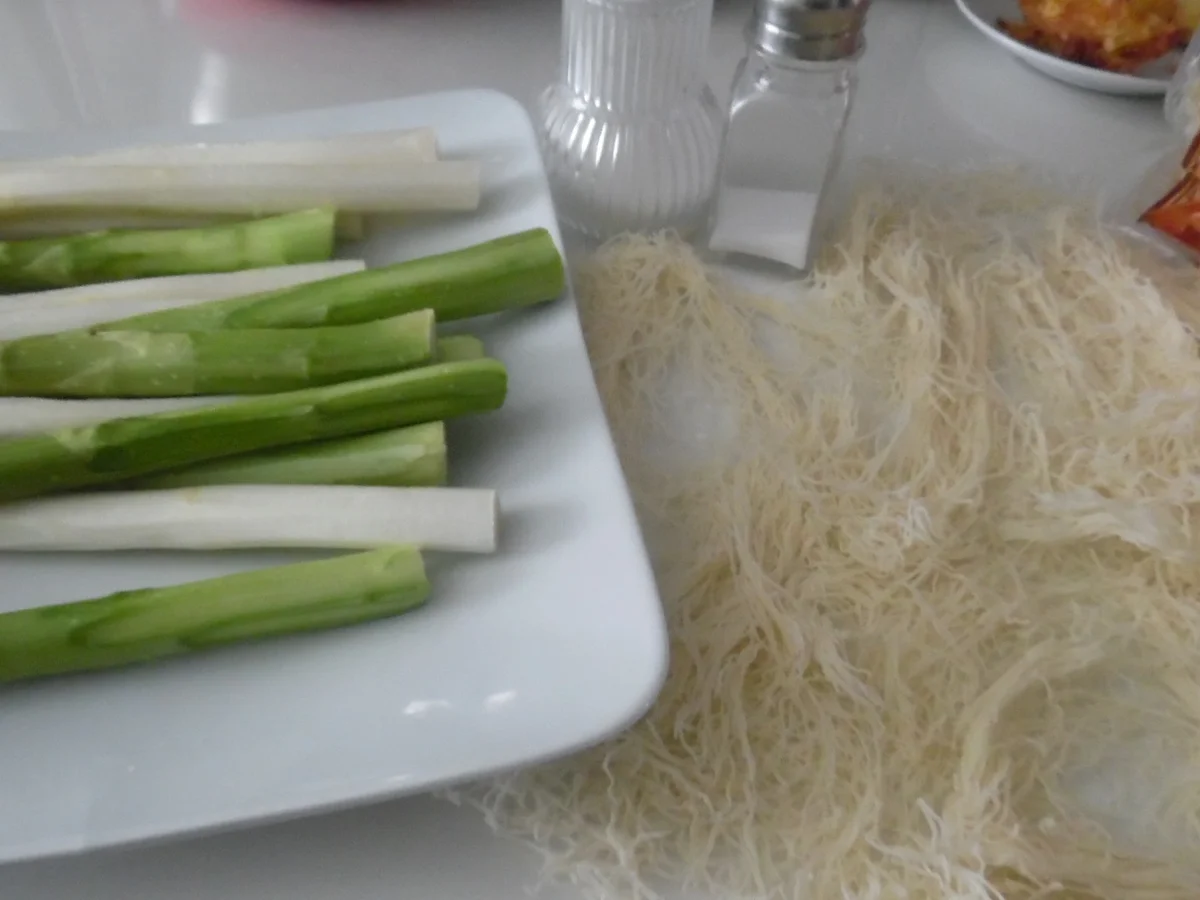 Spargel in Kadayifiteig mit Mango-Fenchel-Sellerie-Salat und Zitronen-Koriander-Mayonnaise - Rezept - Bild Nr. 2801