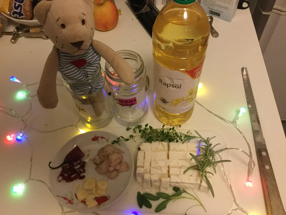 Schafskäse in Rapsöl und Kräuter eingelegt - Rezept - Bild Nr. 2807