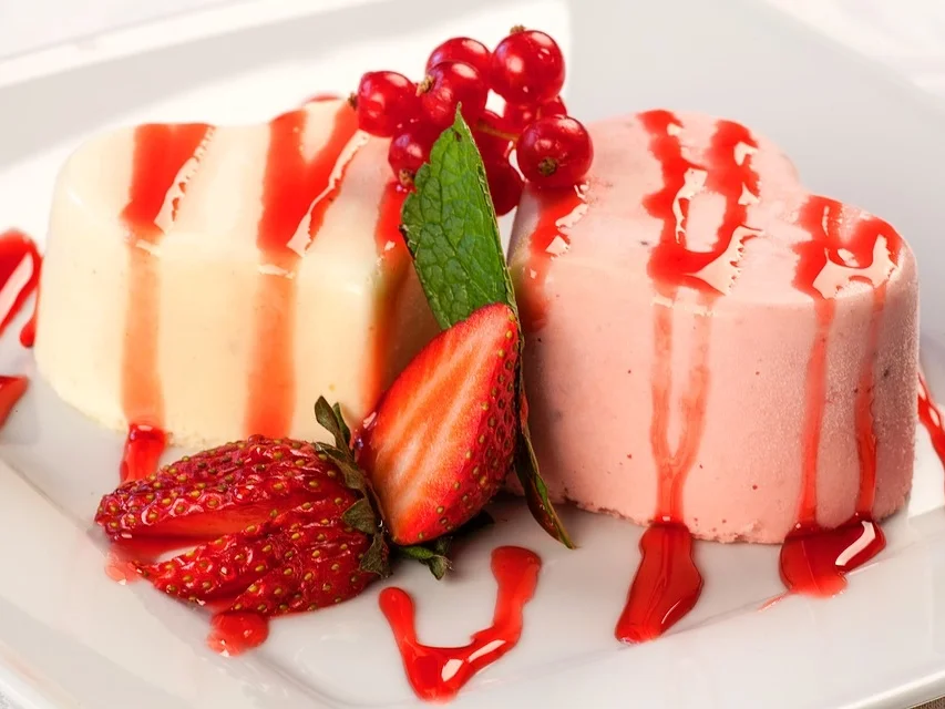 Vegane Panna Cotta mit Eis und Erdbeersoße - Rezept - Bild Nr. 2814