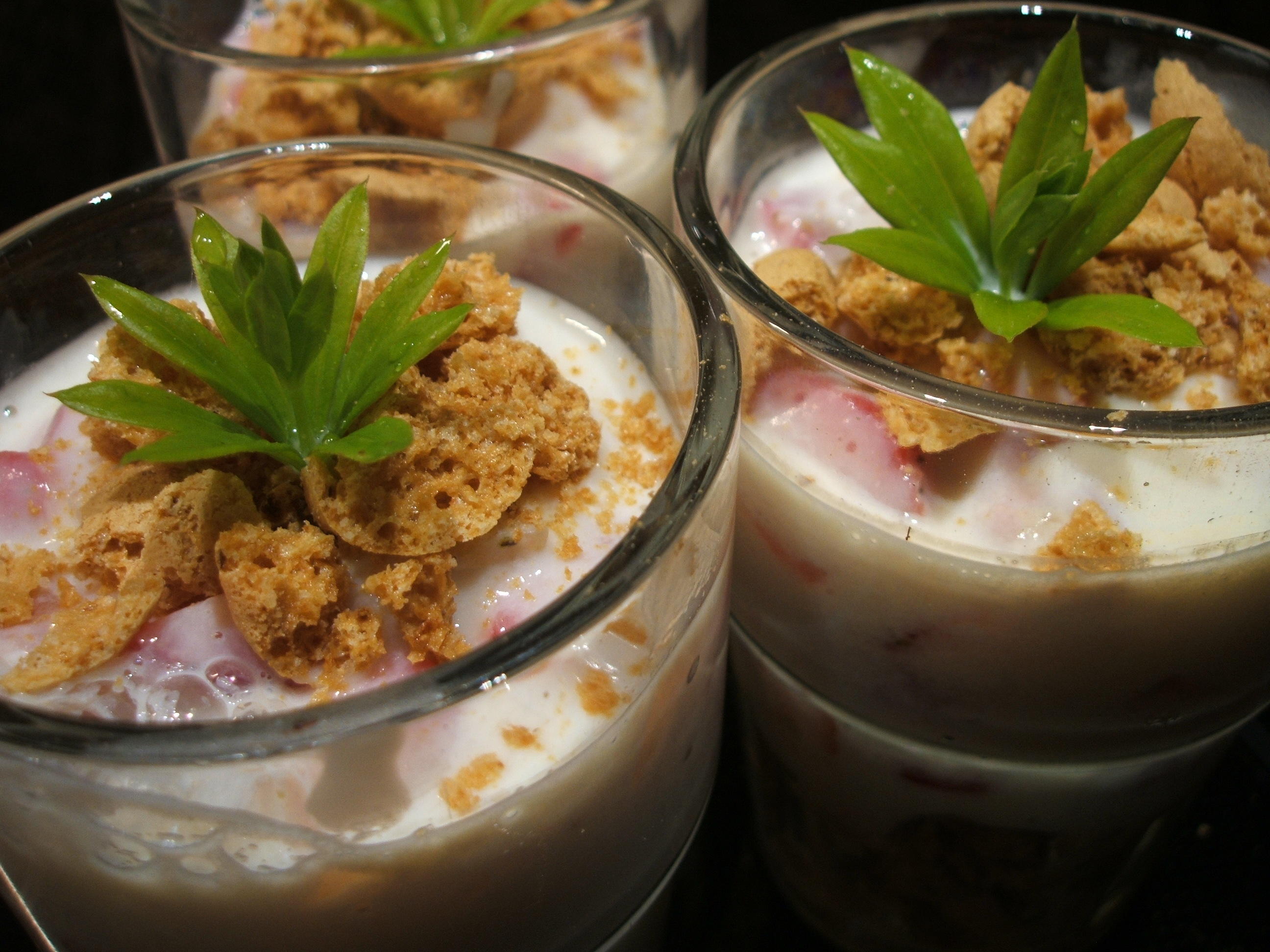 Bilder für Dessert: Erdbeer-Vanille-Amaretti-Becher - Rezept