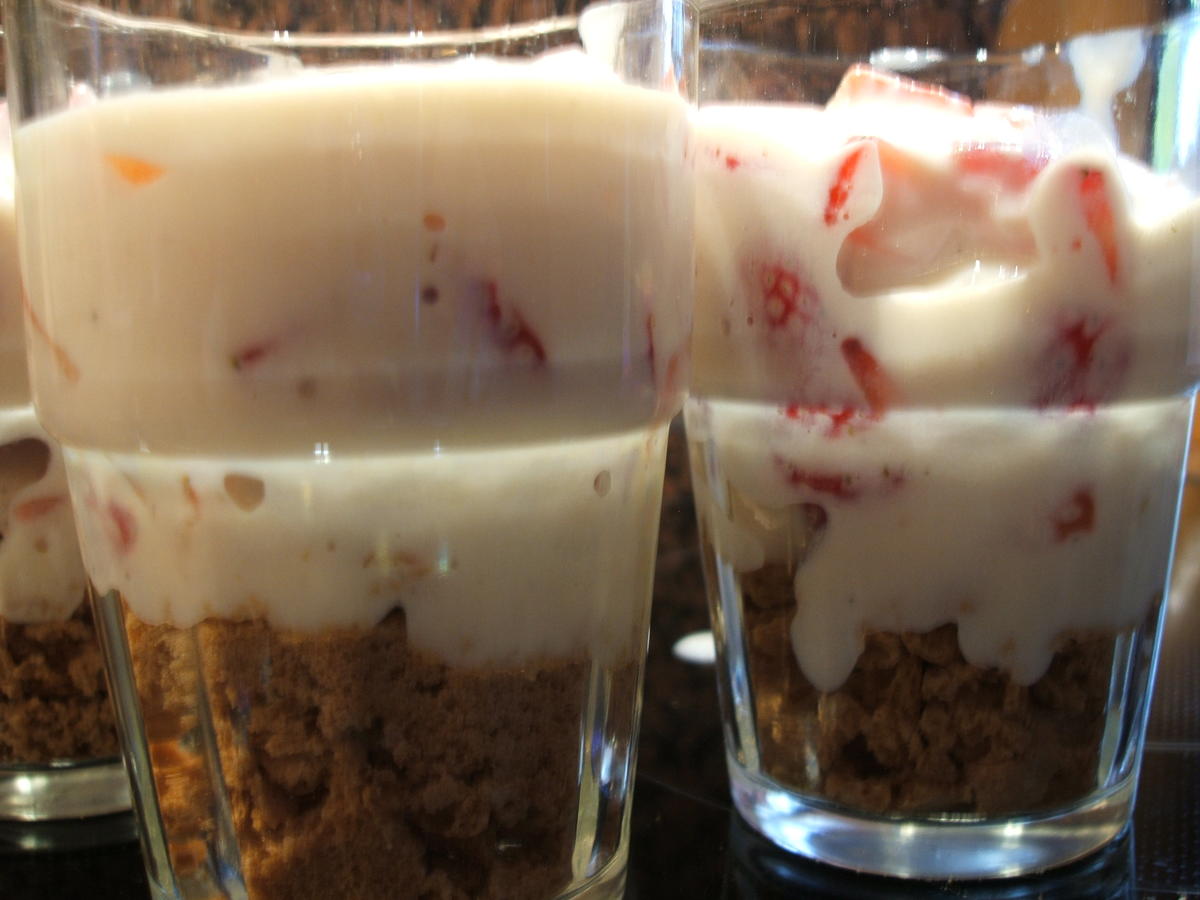 Dessert: Erdbeer-Vanille-Amaretti-Becher - Rezept - Bild Nr. 2822