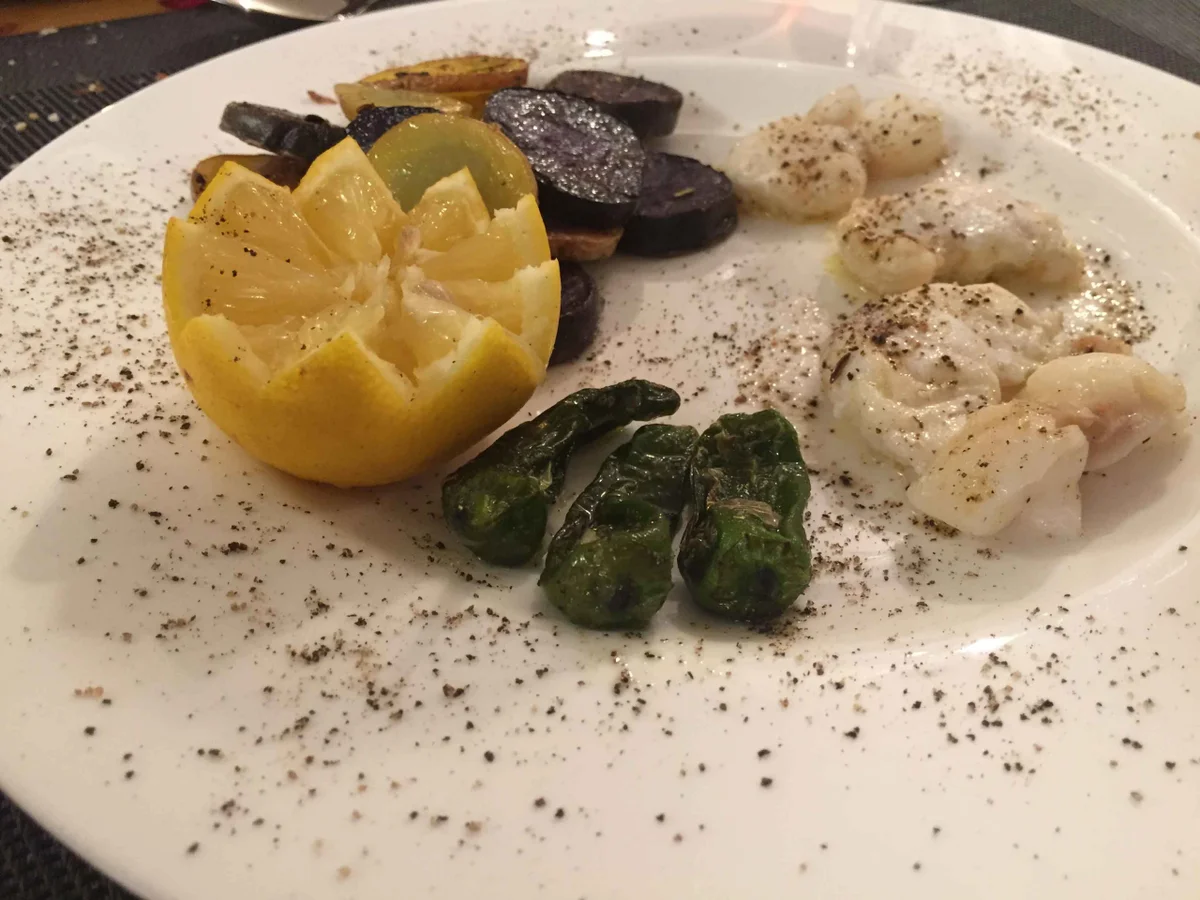 Seeteufel mit dreierlei Bratkartoffeln und Pimientos de Padrón - Rezept - Bild Nr. 2