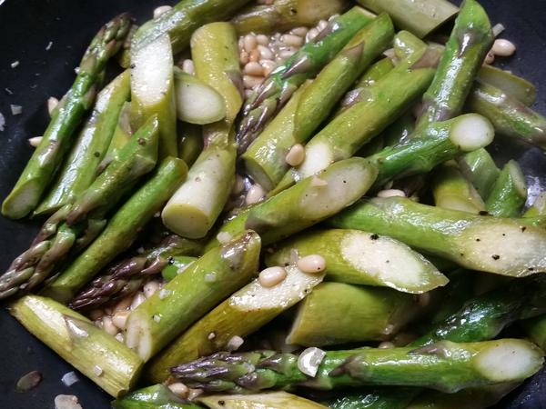 Grüner Spargel gebraten - schnell &amp; einfach