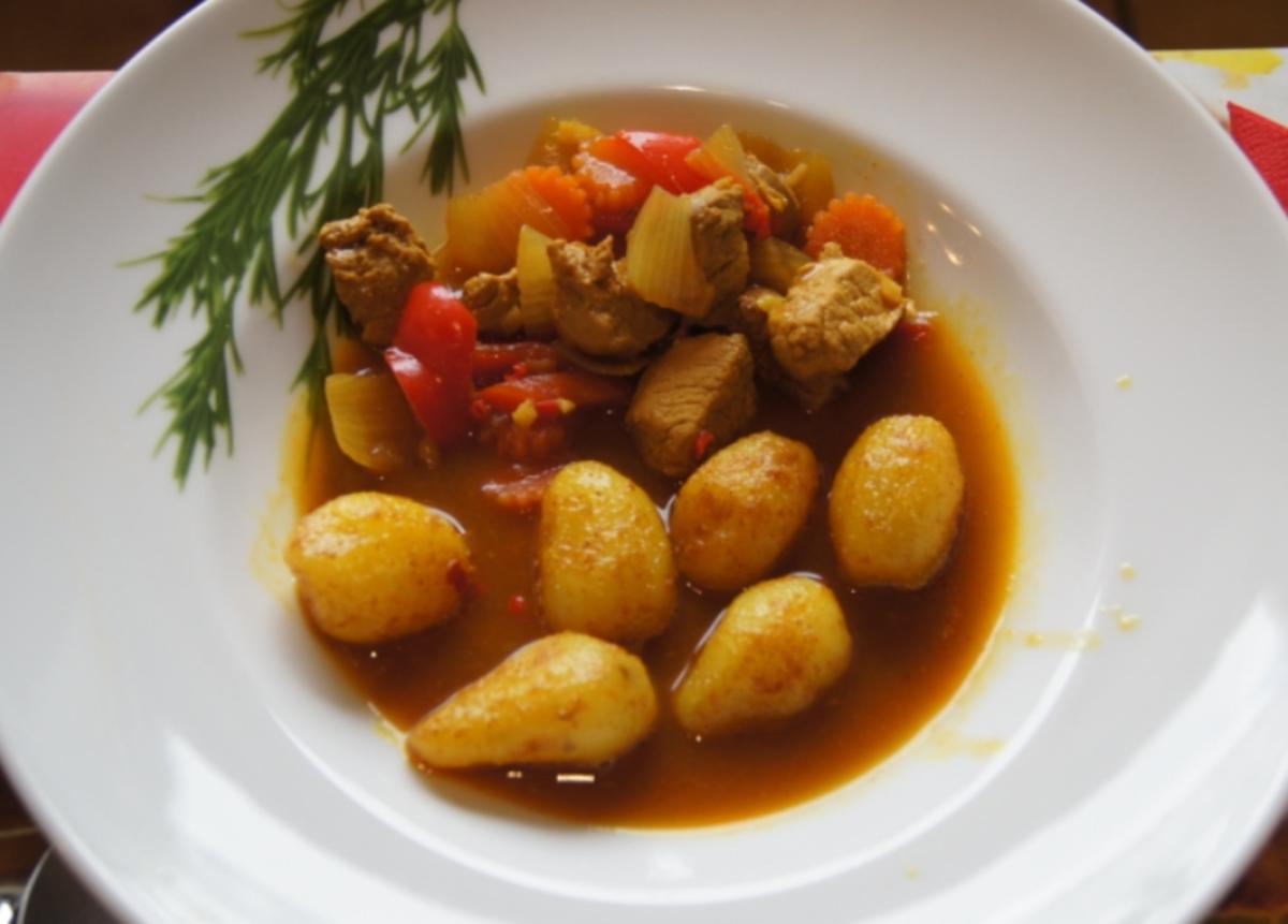 Asiatisches-Gulasch mit Curry-Drillingen - Rezept - kochbar.de