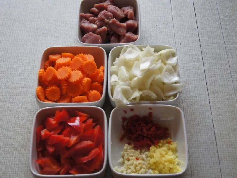 Asiatisches-Gulasch mit Curry-Drillingen - Rezept - Bild Nr. 2832