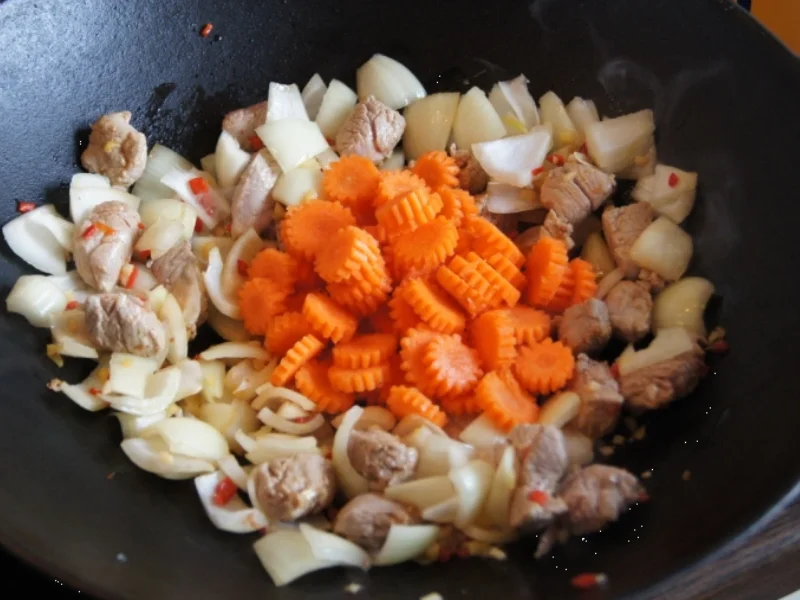 Asiatisches-Gulasch mit Curry-Drillingen - Rezept - Bild Nr. 2834