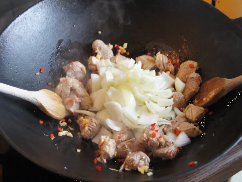 Asiatisches-Gulasch mit Curry-Drillingen - Rezept - Bild Nr. 2835