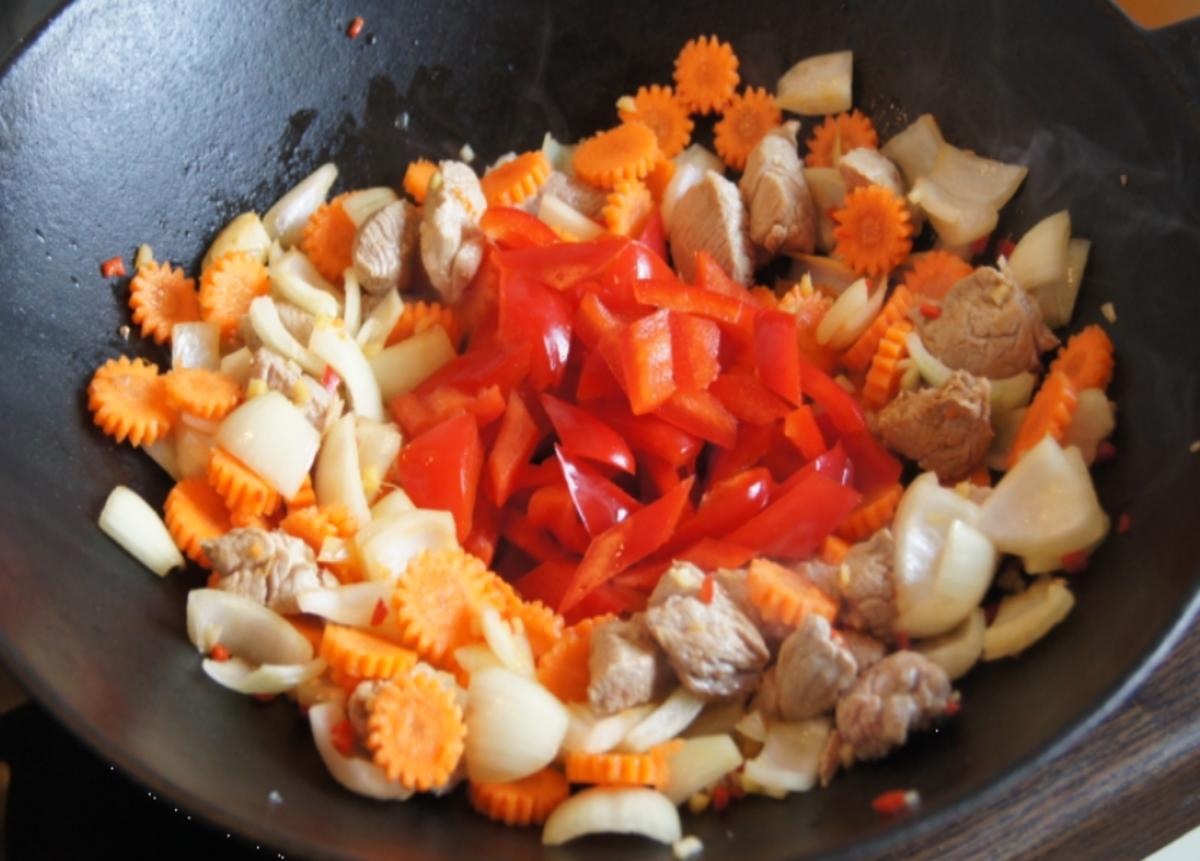 Asiatisches-Gulasch mit Curry-Drillingen - Rezept - Bild Nr. 2836