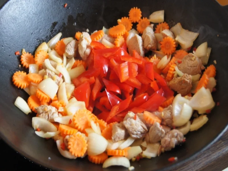 Asiatisches-Gulasch mit Curry-Drillingen - Rezept - Bild Nr. 2836