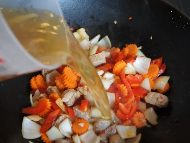 Asiatisches-Gulasch mit Curry-Drillingen - Rezept - Bild Nr. 2837