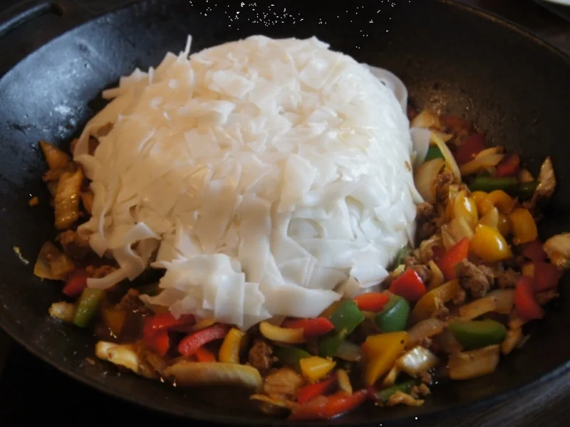 Gemüsewok mit Thüringer Mett und Reisnudeln - Rezept - Bild Nr. 2838