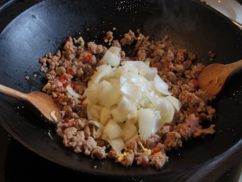Gemüsewok mit Thüringer Mett und Reisnudeln - Rezept - Bild Nr. 2839