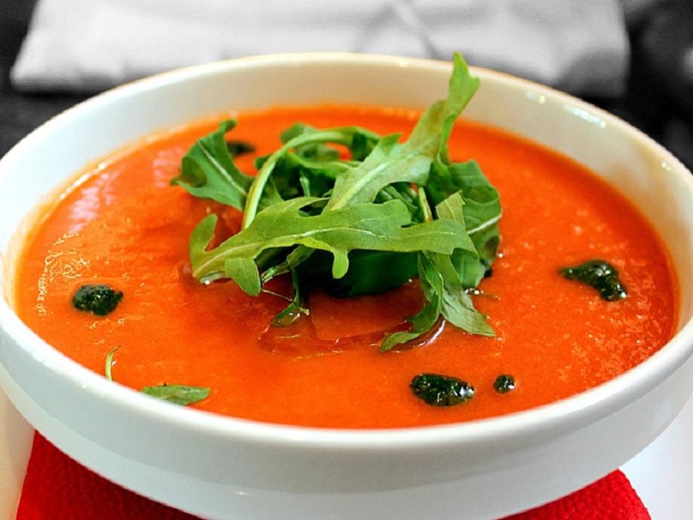 Tomaten-Erdbeer-Suppe mit Minzpesto und Rucola - Rezept - kochbar.de