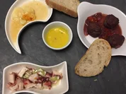 Tapas Mixtas: Pulpo-Salat, Hackfleischbällchen, Manchego Käse in Honig und Aioli - Rezept - Bild Nr. 2