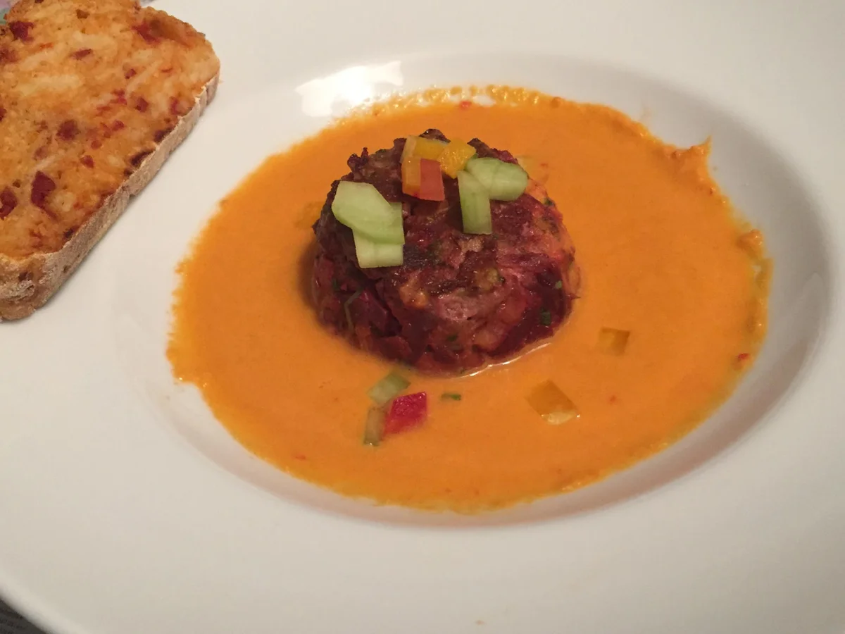 Gazpacho geräuchert, Rote-Beete-Rinderhack-Tatar vom Grill und Tomaten-Ciabatta - Rezept - Bild Nr. 2