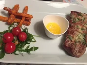 New-York-Strip-Steaks mit Parmesan-Basilikum-Decke und Süßkartoffelpommes - Rezept - Bild Nr. 2