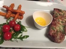 New-York-Strip-Steaks mit Parmesan-Basilikum-Decke und Süßkartoffelpommes - Rezept - Bild Nr. 2