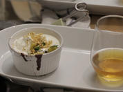 Lauwarmer Valrhona-Chocolate Soft-Cake mit Pfirsichragout und American-Whisky-Sahne - Rezept - Bild Nr. 2