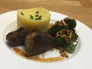 Bentheimer Landschwein mit Kartoffel-Steckrüben-Stampf und Brokkoli mit Mandeln - Rezept - Bild Nr. 2